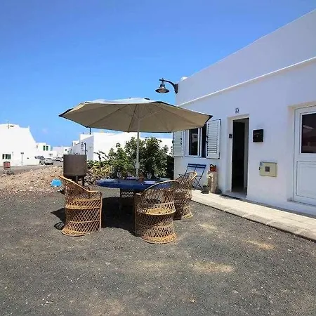 Casa Alejandra Con Terraza Y Barbacoa Holiday home El Golfo